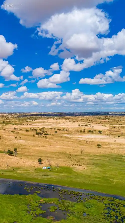 内蒙古不仅有无垠的大草原,也有荒凉的沙地,风景别致