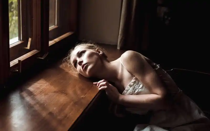 壁纸 悲伤的女孩,望着窗外