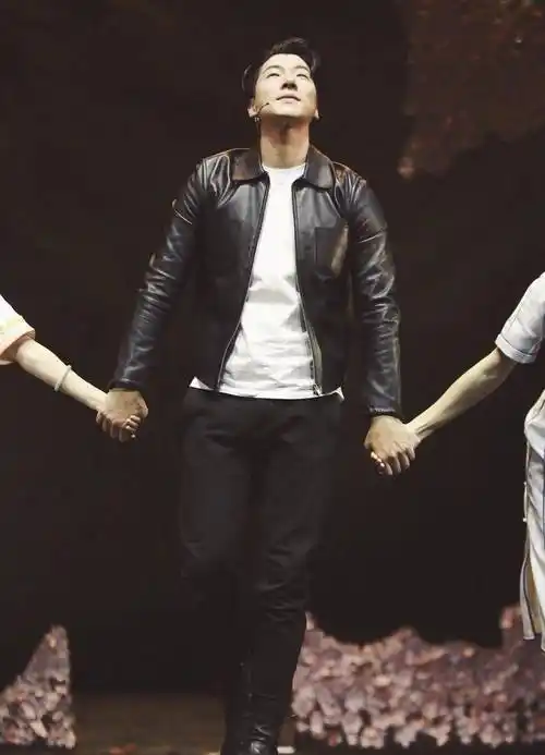 张亮12岁儿子近照,天天身高飞速增长,一本正经讲段子惹人喜欢