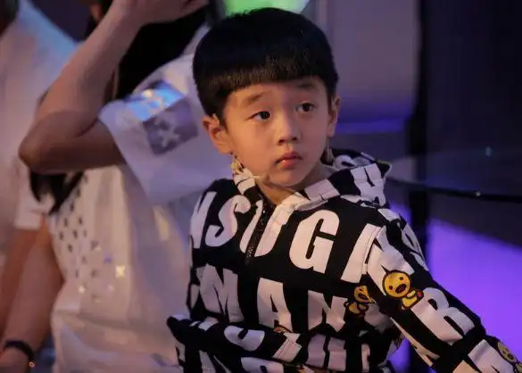 世界冠军杨威儿子杨阳洋长大了,身高颜值升了一大截,男神味十足_网易