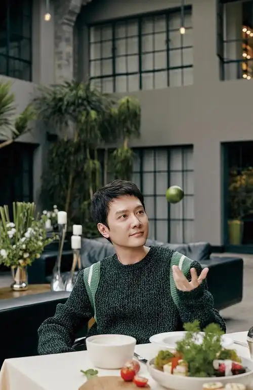 > 冯绍峰休闲帅气时尚写真图片(4/9)