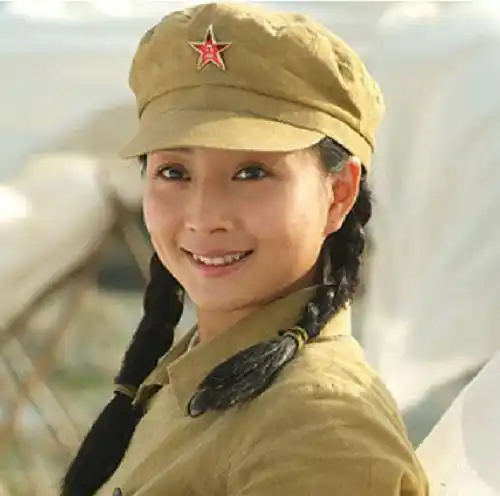 殷桃笑着说:我很小的时候就羡慕别人穿军装的样子