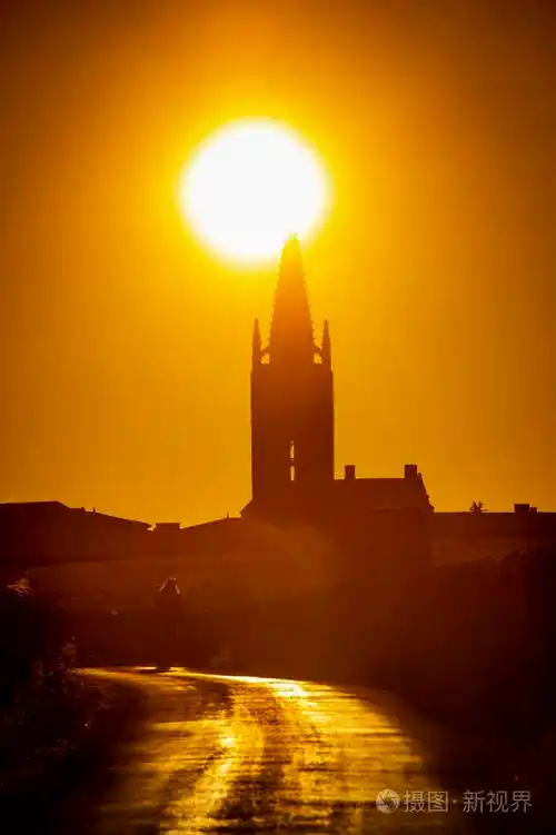 美丽的日出在教堂的尖塔和圣爱米利翁宗教的村庄法国吉隆德