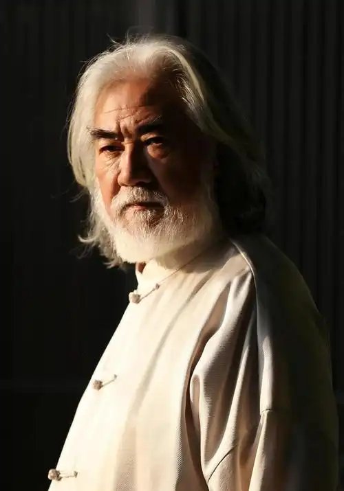 在宣传队,张纪中担任导演,编剧,作曲,指挥,同时还兼管着外联和后勤