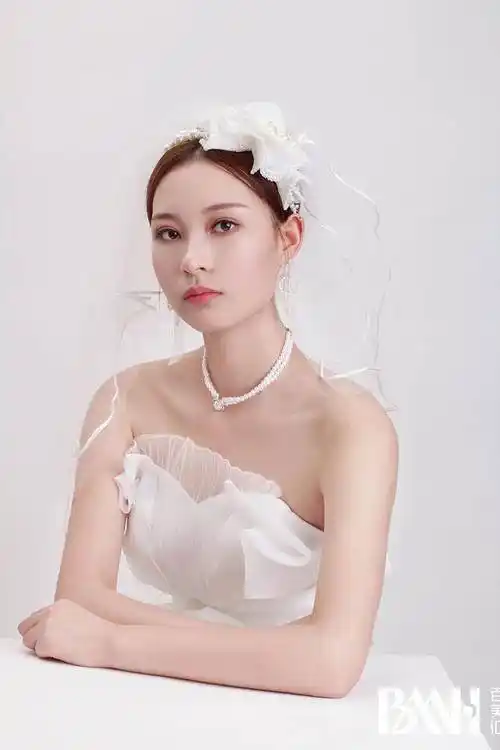 2021年最具风情的3款新娘造型,简单气质,女神必备_发型_感觉_美甲