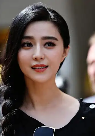 范冰冰梳麻花辫现身f1大奖赛清纯甜美