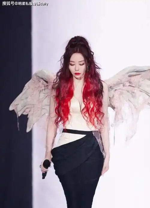 张靓颖宛若神女降临连体胸衣搭粉色翅膀和透明云母裙效果超震撼