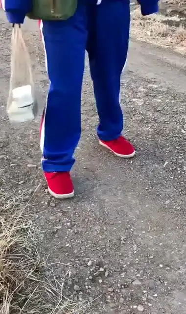 小时候尿过裤子吗这样的校服你感到熟悉吗满满的回忆