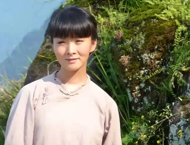 她父母是聋哑人,凭借"抱狗丫头"走红,嫁给大11岁老公39岁生子_谢兰