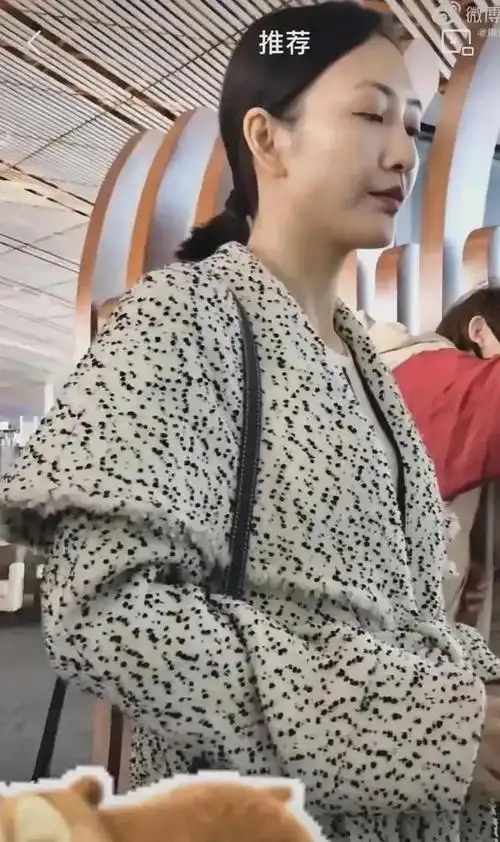 王鸥素颜在机场现身即将要迎来一个新生命许多网友感到惊叹