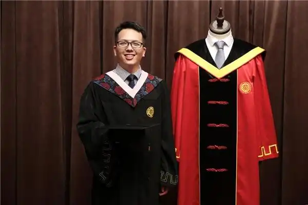 携手四年言拾羽为2020年北京大学毕业典礼定制导师服