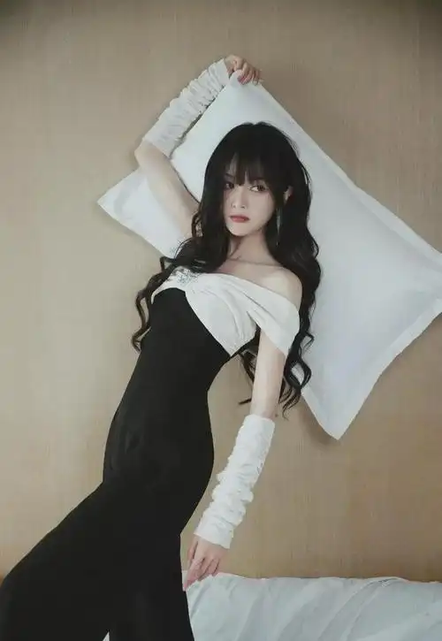 吴宣仪露肩造型