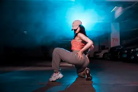 爵士舞夜晚跳舞美女户外跳舞动作摄影图配图