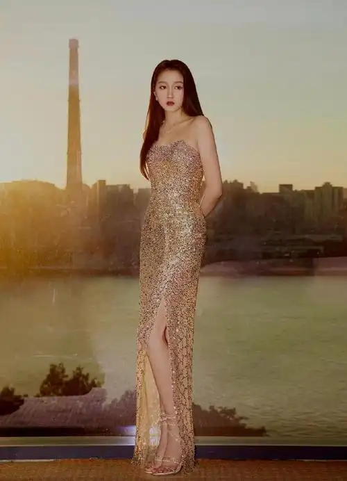 关晓彤变美艳了穿金色裙高开衩大秀美腿曲线丰满鹿晗真有福