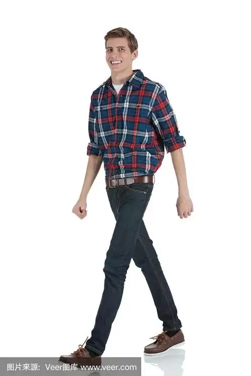 快乐的年轻人走路