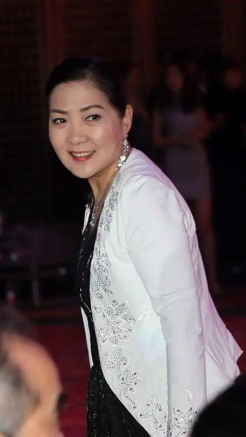 60沈丹萍风韵犹存穿礼服也把身材遮好保守穿搭不影响气质