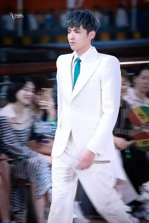 吴亦凡背巨型玩偶压轴为lv走秀!帅_都能