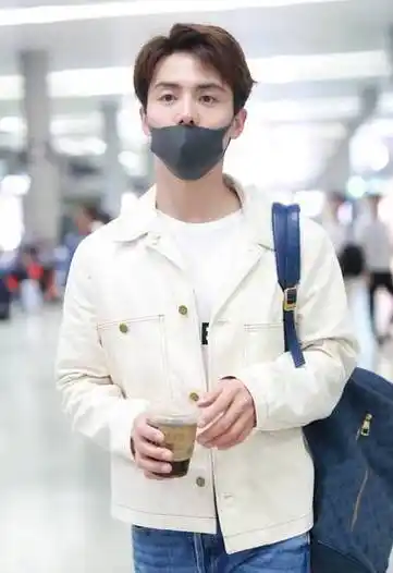 清爽短发干净利落型男明星街拍男歌手马天宇明星机场街拍 阿云嘎运动