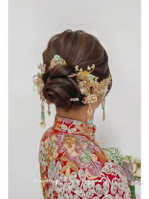 裙褂中低发髻盘发