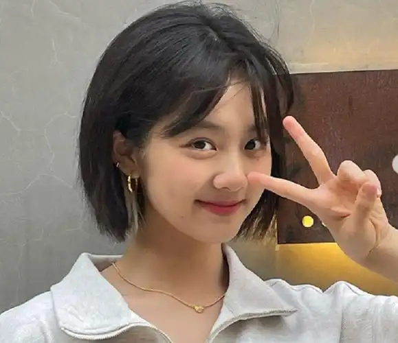 黄忆慈 16岁黄多多带弟弟妹妹旅行,戴5件配饰打扮太个性,艳丽美甲抢眼