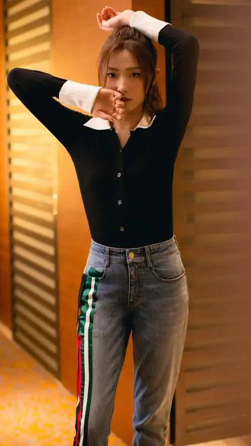 万茜才是时髦教科书穿黑衬衫配牛仔裤亮相半扎丸子头好美