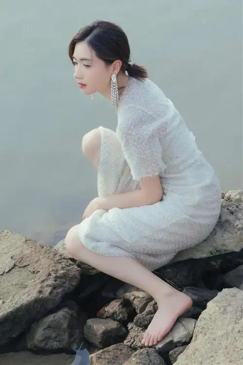 美女明星光脚丫指甲油显的脚丫又白又嫩