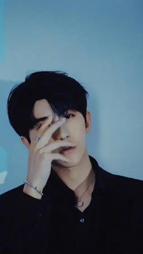 蔡徐坤帅气迷人黑色西装个人魅力写真