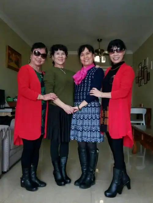 四姐妹合影.