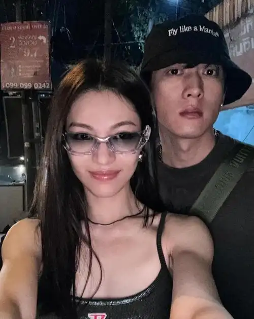 官宣恋情钟楚曦侯雯元晒健身房合照甜蜜般配历任男友帅气非凡