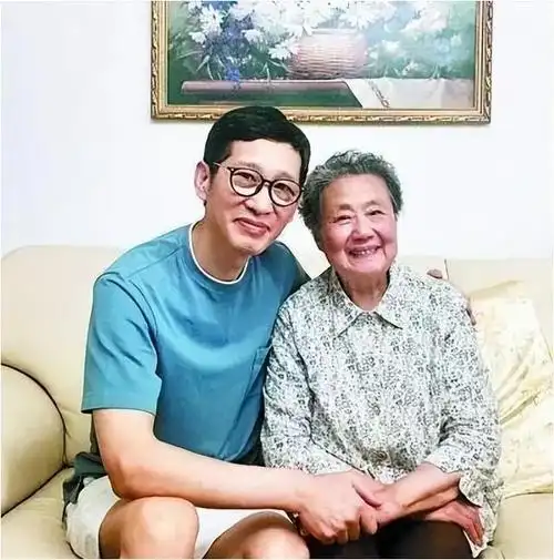 通过师生二人的共同努力,王劲松能够一个人饰演话剧