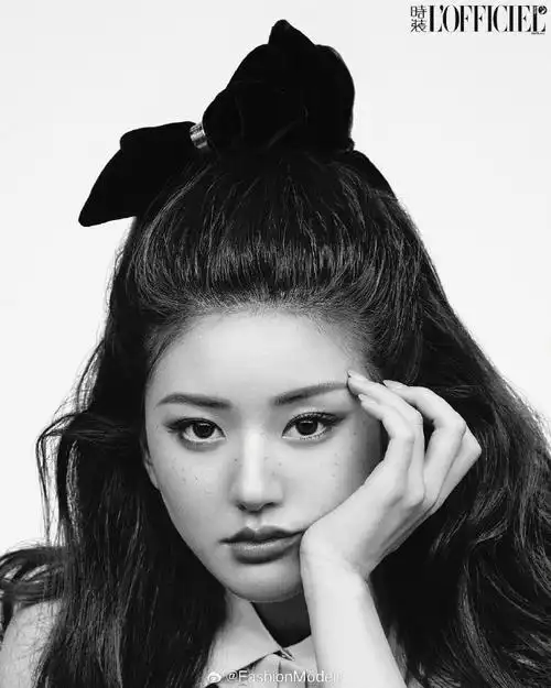 赵露思登上《时装lofficiel》11月刊封面,雀斑妆搭配高颅顶卷发,蝴蝶