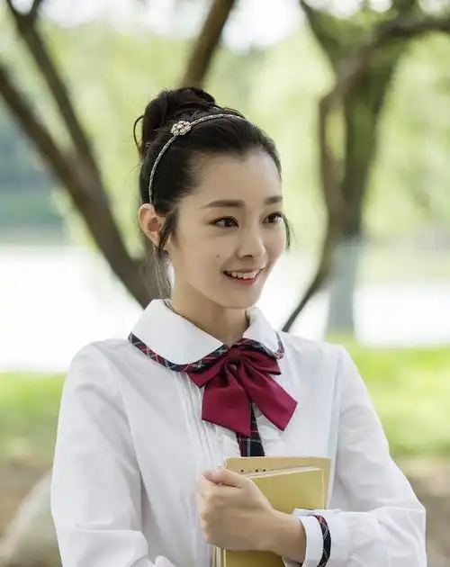 宋轶穿着白色薄纱裙大秀奶油肌美得就像是坠入凡间的精灵