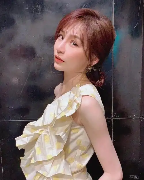 组图:王心凌晒怼脸自拍睫毛浓密 梳双麻花辫皮肤白嫩似少女