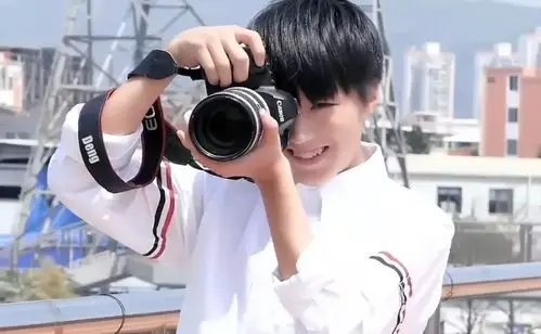 高能少年团中戴眼镜的神秘人评价王俊凯清秀感觉有点瘦弱