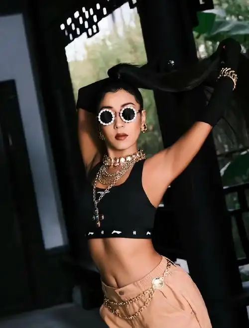 吉克隽逸戴9层项链看秀!穿运动内衣大秀腹肌,美黑皮肤身材火辣