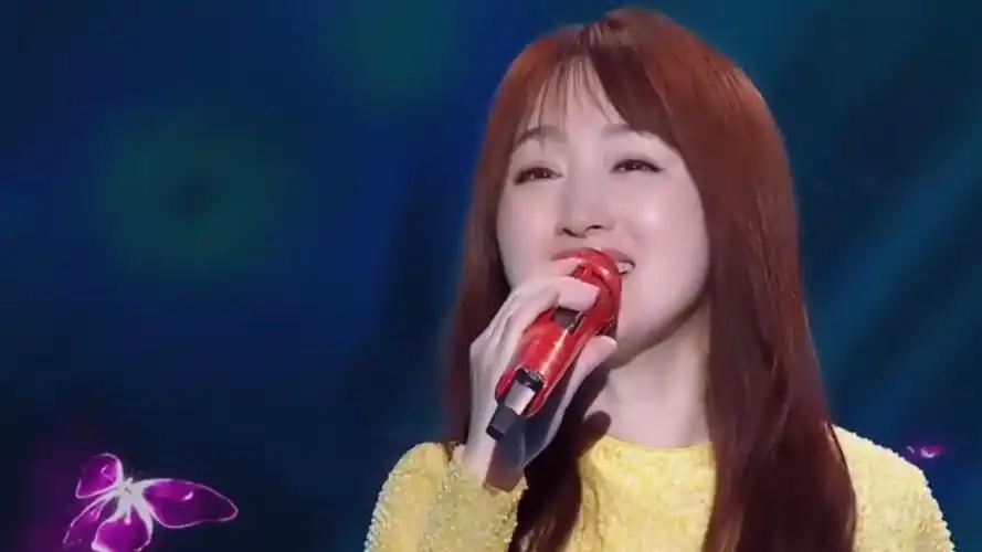 杨钰莹演唱《风含情水含笑》,歌声甜美,令人陶醉