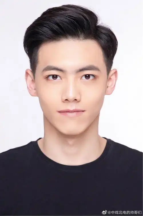 2020年表演类艺考生,来自河南 眼前的这个男生五官立体,英气十足