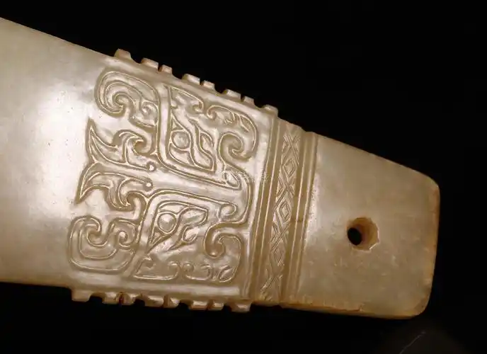 石家河兽面出戟玉钺