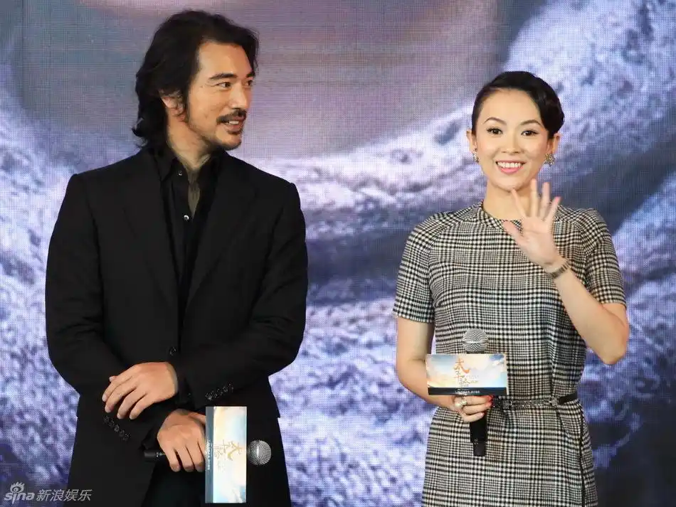 《太平轮·彼岸》在北京举办发布会,吴宇森携主演章子怡,金城武