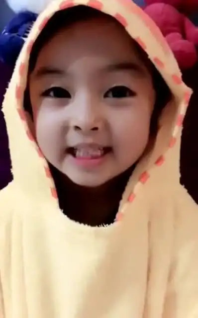 眼睛圆圆脸蛋圆圆的小青蛙来袭,小萝莉笑起来眼睛弯成小月亮