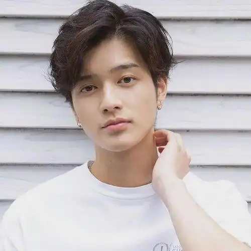 厌倦的直发的男生,自然的纹理烫了解一下~日系男生标准发型,配上性