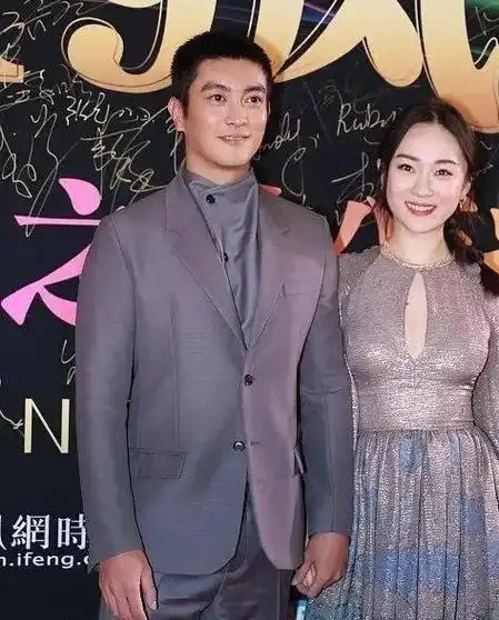 霍思燕身材被低估了!穿镂空裙 麻花辫像女王,小4岁的杜江像跟班