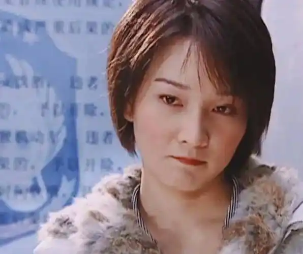 眼睛,而蓉卓却长着一张端正的脸,稍不留神就会让人想到她演的警司孟佳