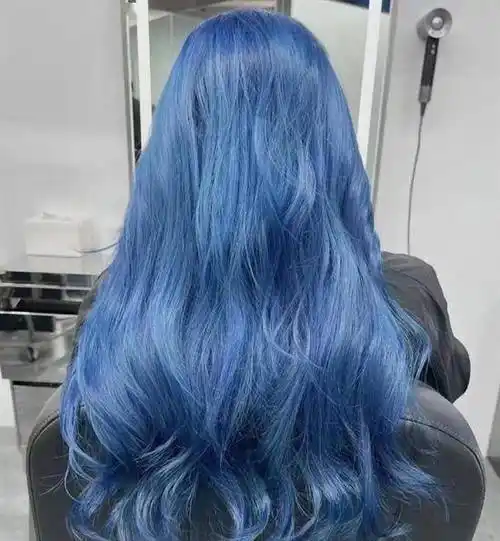 蓝色系可以说是经典不过时的款式了,无论是蓝黑色,冰蓝色或者是蓝黑色