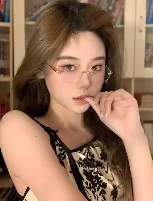戴眼镜和不戴眼镜的女生颜值差距真的很大