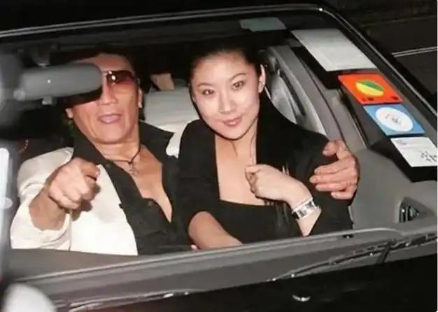 张柏芝大儿子私生活混乱恋上46岁女教练一起出行买生活用品