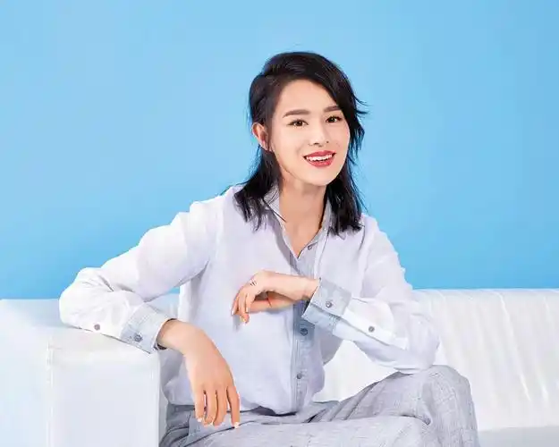 胡杏儿与闺蜜看容祖儿演唱会 气色超好左手钻戒吸睛
