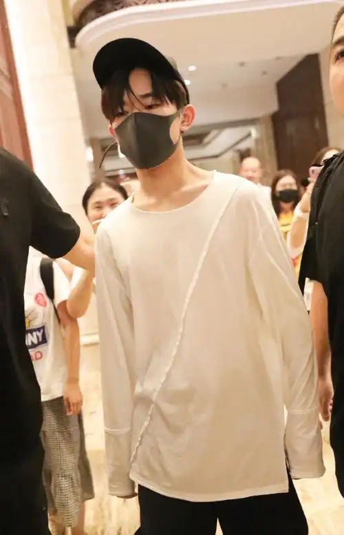 锁骨养鱼的爱豆#品一品易烊千玺的名品锁骨 致命喉结!