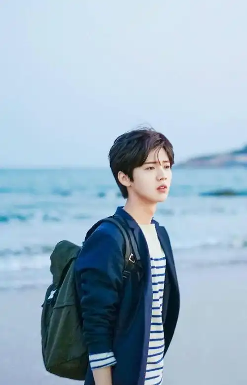 34岁鹿晗带货引热议,脸肿成"老嫂子",网友:撞脸65岁刘雪华