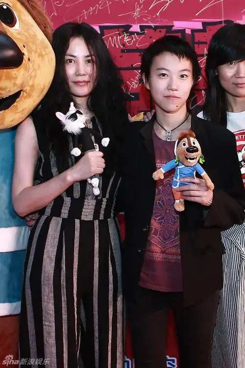 王菲窦靖童捧郑钧新片李嫣也低调现身图